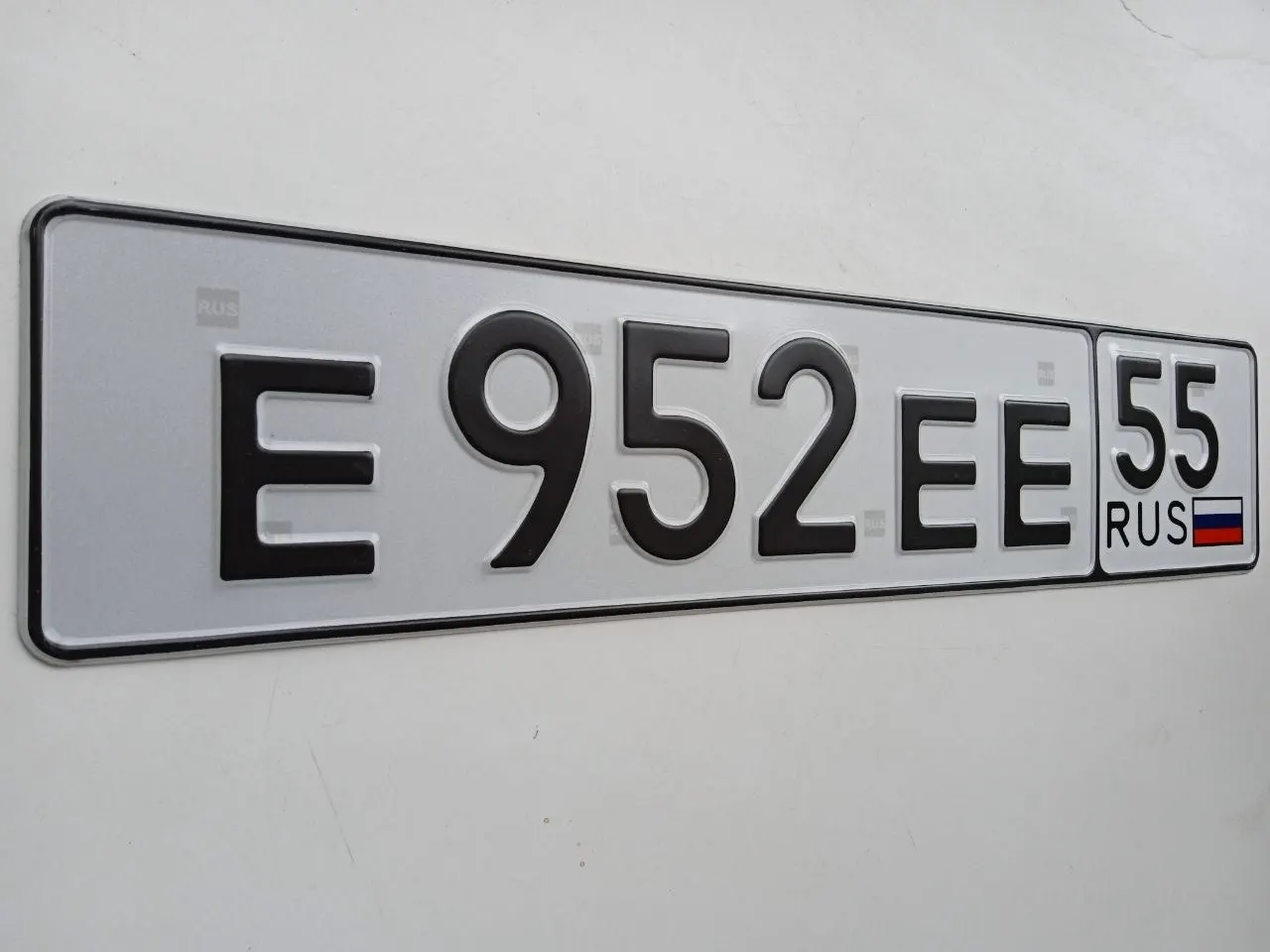 Фото красивого госномера Е952ЕЕ 55