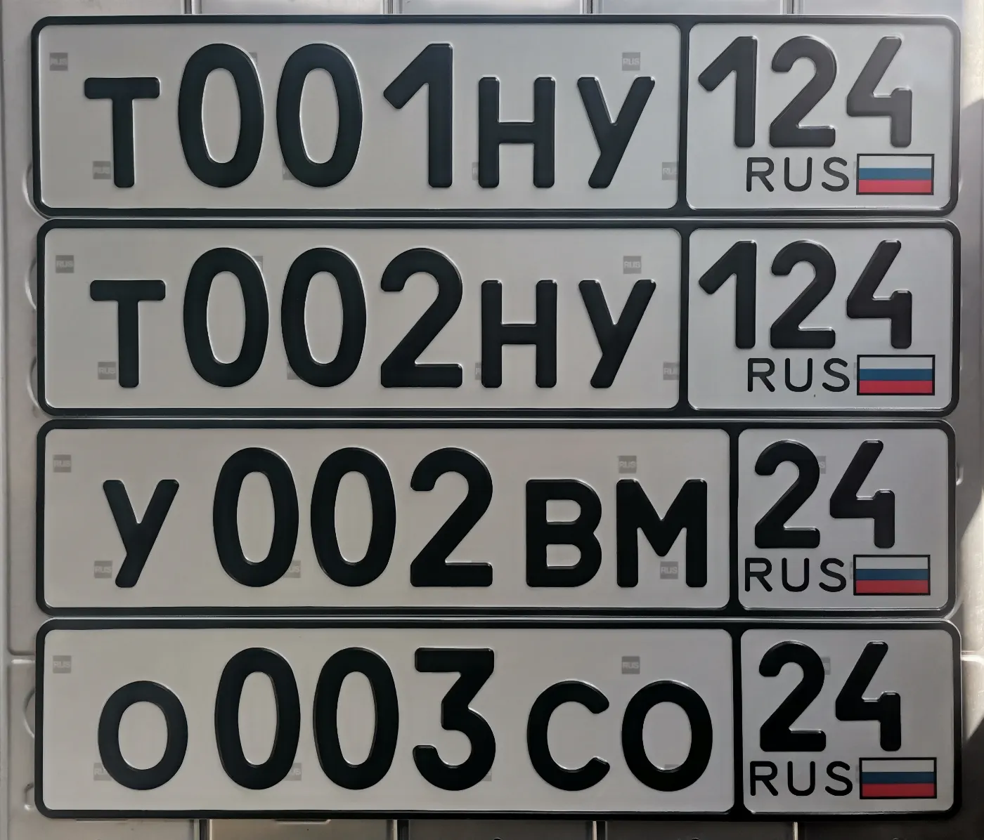 Купить красивый гос номер У002ВМ регион 124